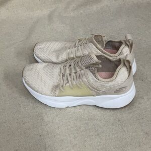 EUC Woman’s sketchers memory foam air cooled sneakers without laces